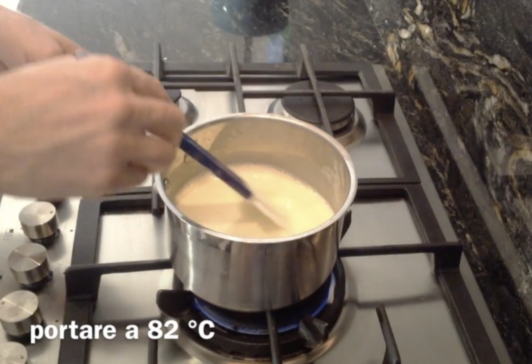 Crema inglese durante la cottura a 82 °C