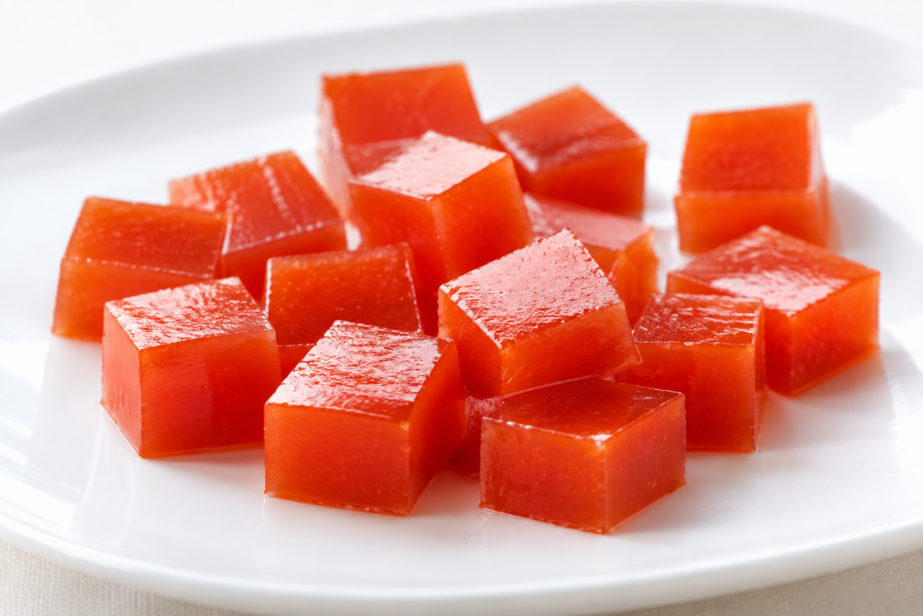Gelatina di gazpacho tagliata a cubetti