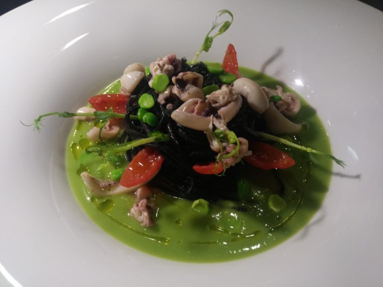 Chitarre al nero di seppia con seppia e piselli